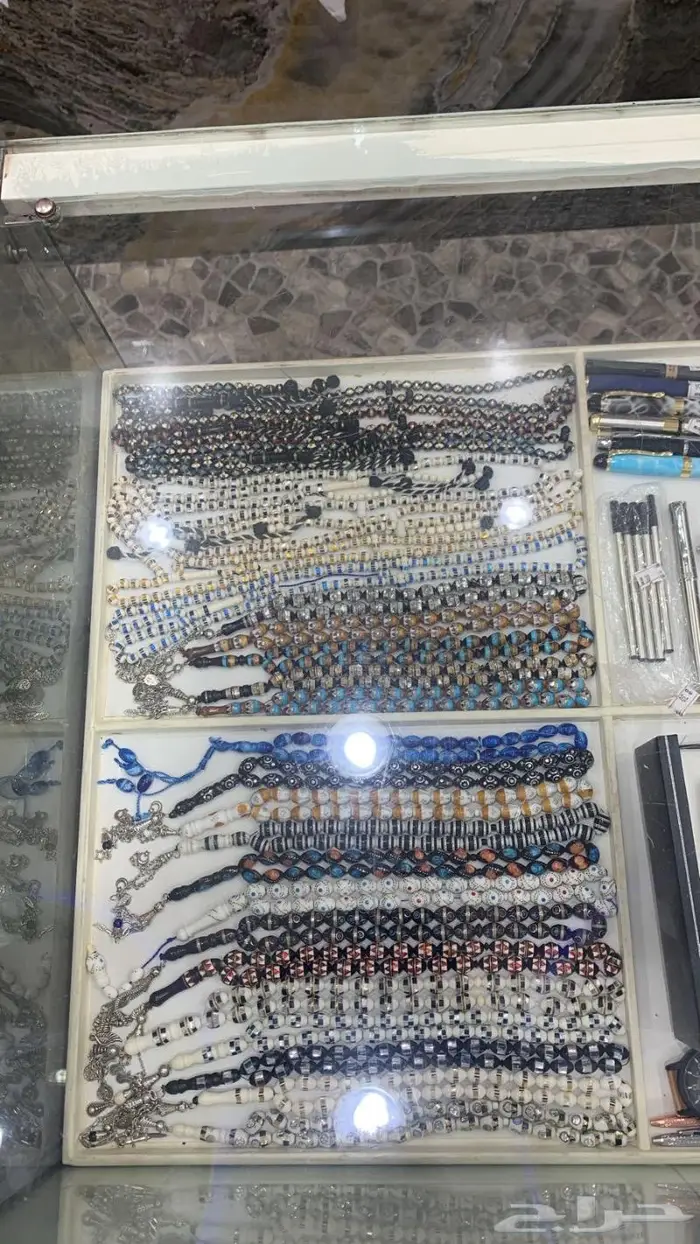 سبح و اطقم و محافظ وساعات و جنابي بمحل الفارس الشهم 4