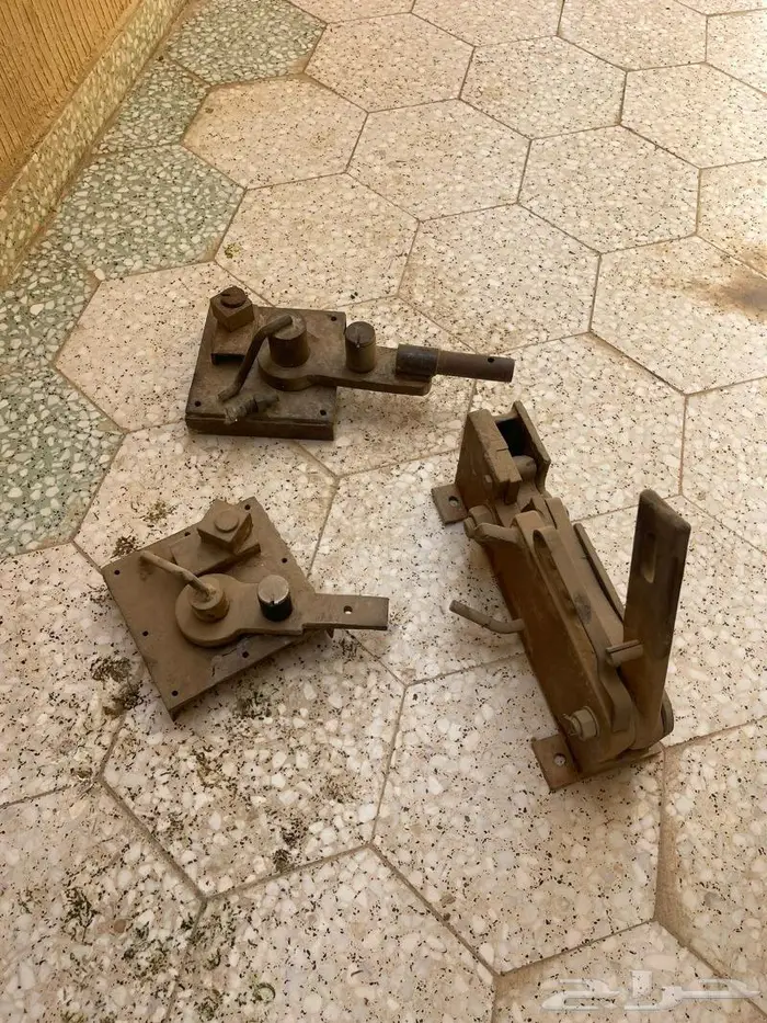 طعاجة و مقص حديد كهرباء للبيع 32 ملم مع عدد حدادة يدوية 14