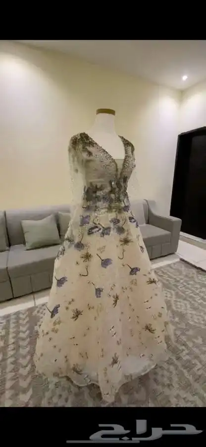 فستان جديد لبسه وحده فقط 1