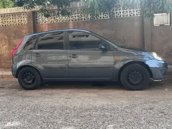 فورد فيجو ومعاها لوحه مميزه بيع او بدل 7
