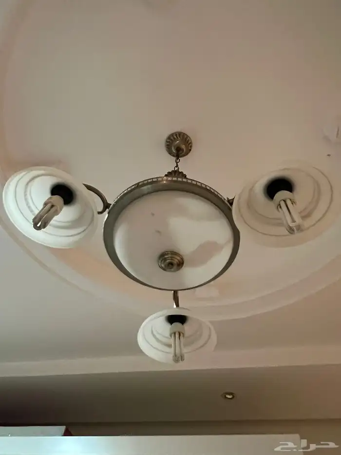 للبيع ثريات و لمبات سقف ( بحاله ممتازه ) 0
