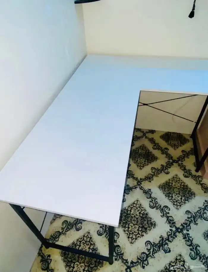 طاولة مكتبية جانبية شكل L بتصميم حديث وعصري 5