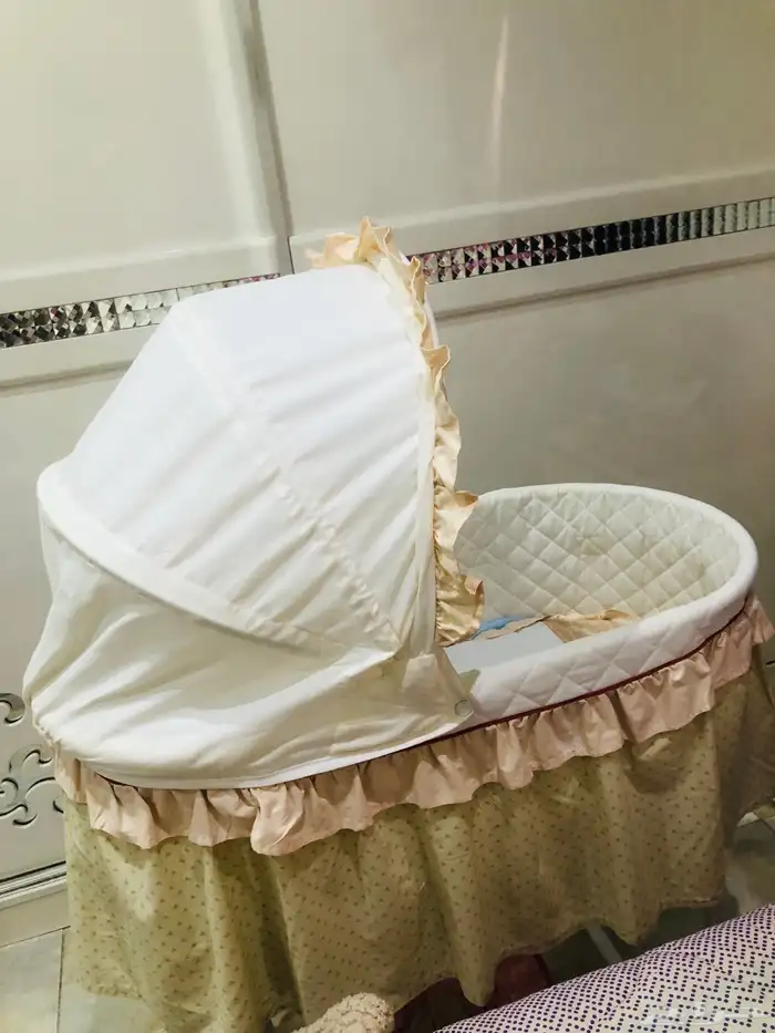 سرير مواليد وهزاز يصير بنفس الوقت ومعاه هديه لعبه 3