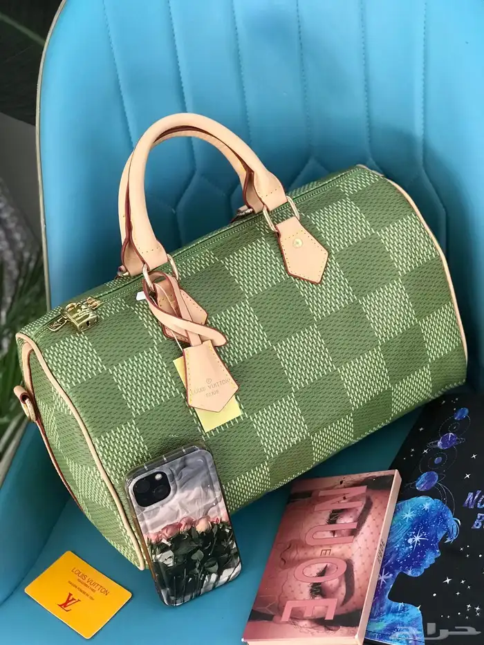 شنط ماركات حجم كبير للجامعة 39