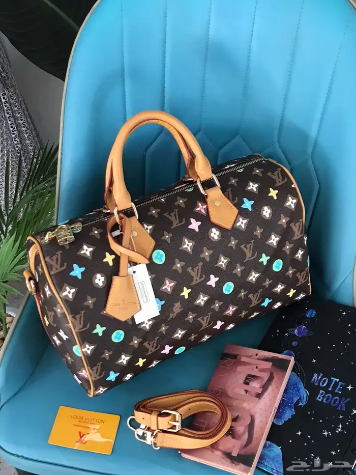 شنط ماركات حجم كبير للجامعة 40