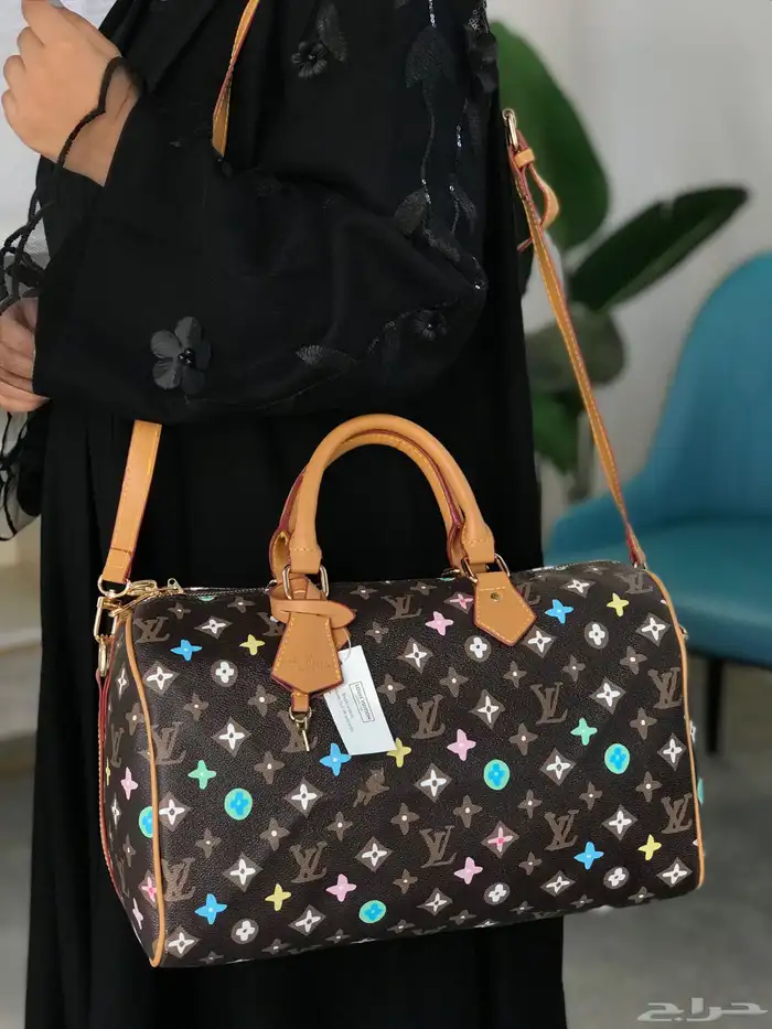 شنط ماركات حجم كبير للجامعة 32