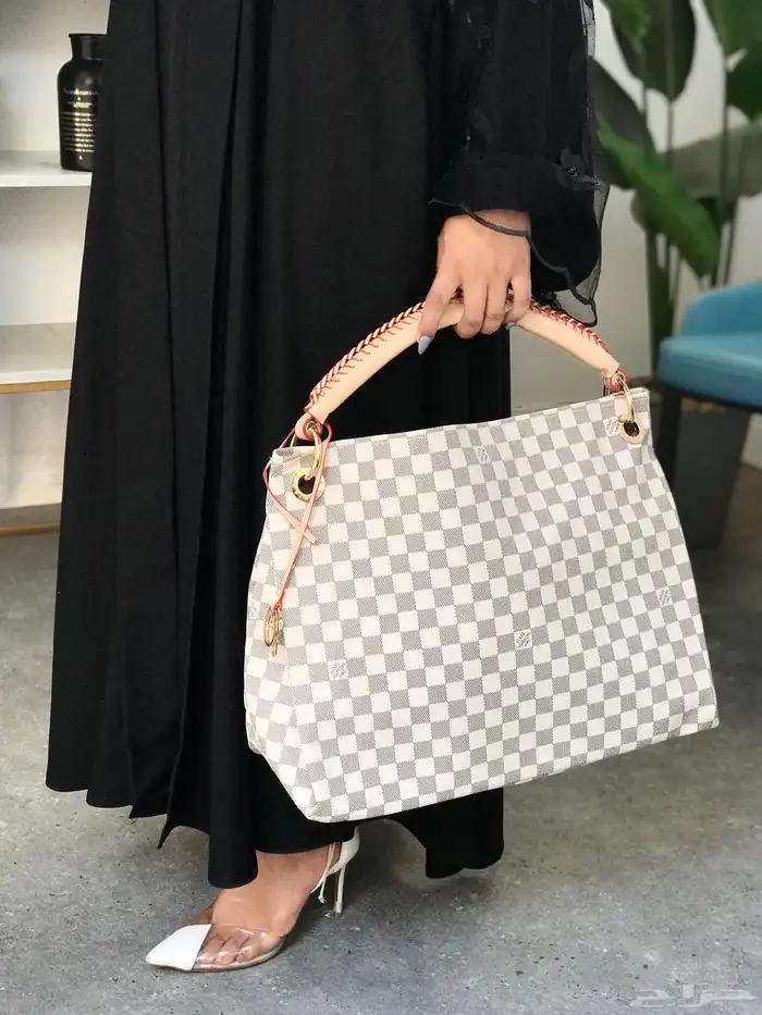 شنط ماركات حجم كبير للجامعة 5