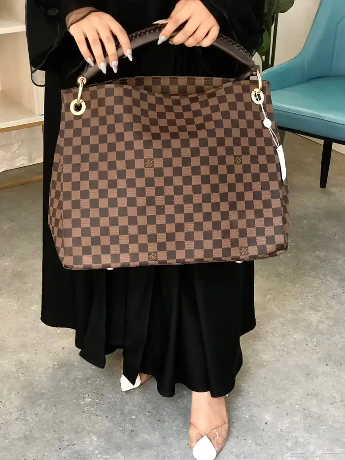 شنط ماركات حجم كبير للجامعة 0