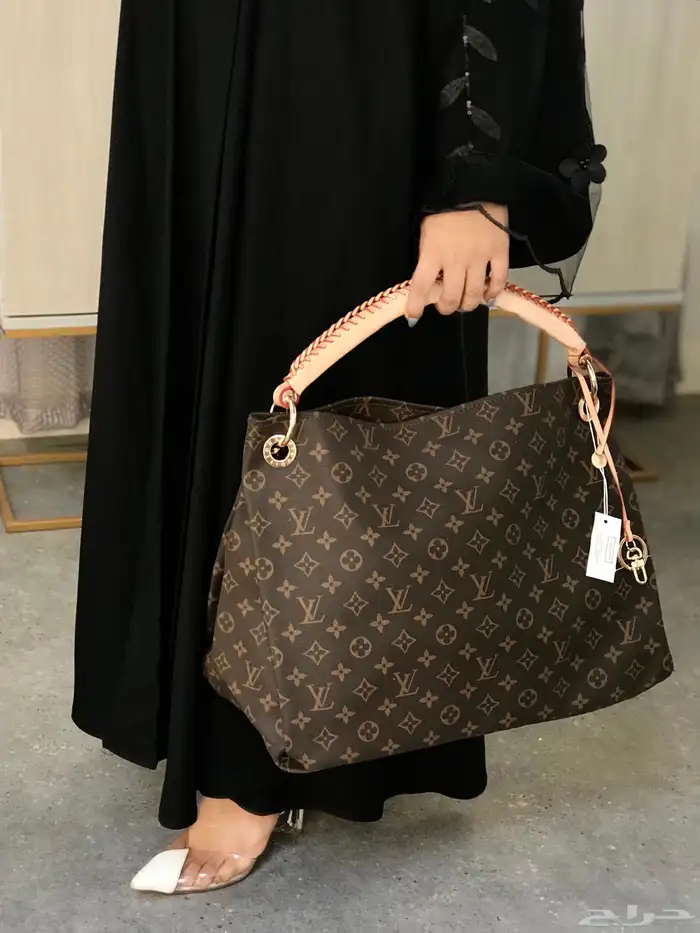 شنط ماركات حجم كبير للجامعة 7