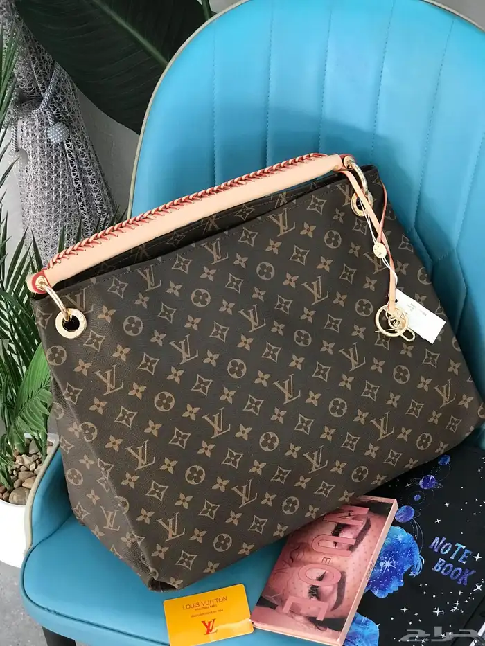 شنط ماركات حجم كبير للجامعة 14