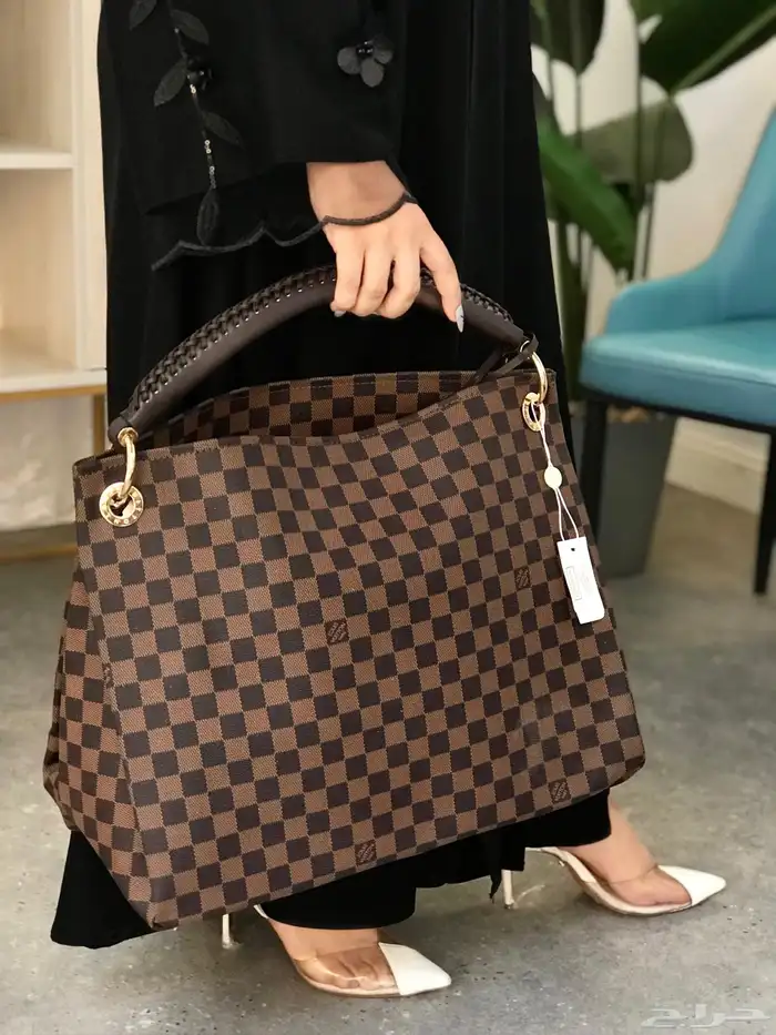 شنط ماركات حجم كبير للجامعة 4