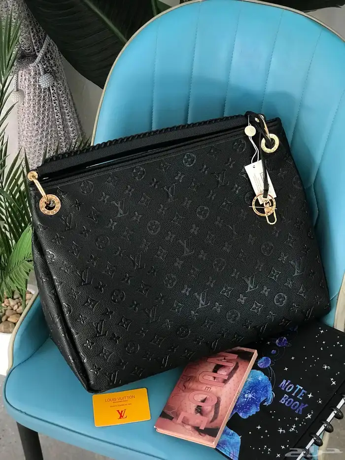 شنط ماركات حجم كبير للجامعة 12