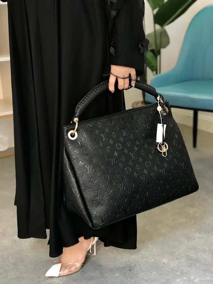 شنط ماركات حجم كبير للجامعة 2