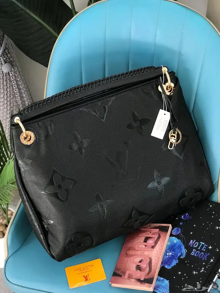 شنط ماركات حجم كبير للجامعة 17