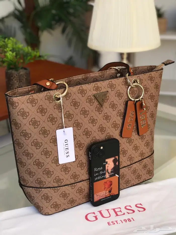 شنط ماركات حجم كبير للجامعة 68