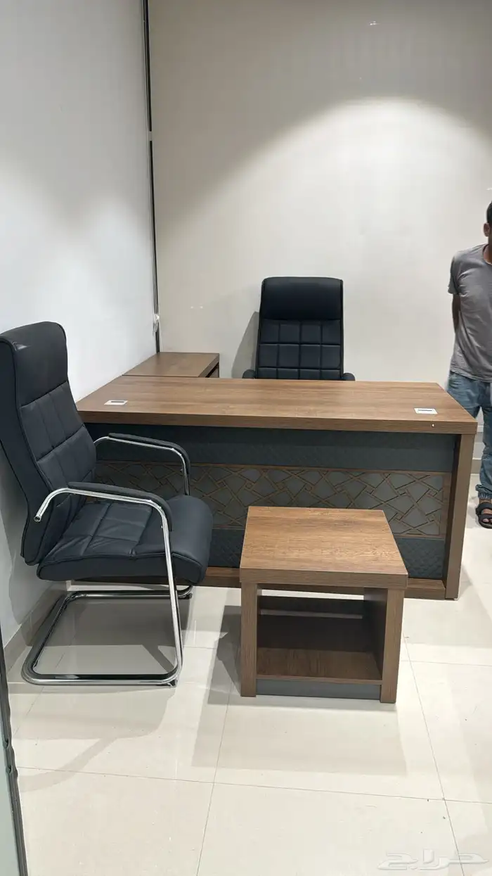 مكاتب وكراسي جميع المقاسات وطاوله اجتماعات 44