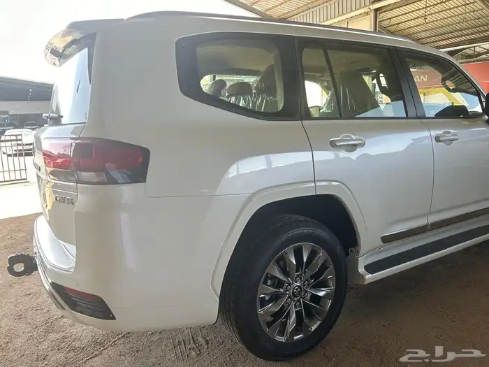جيب لاندكروزر ابيض GXR 3 2024 اصفار سعودي (تم البيع) 3