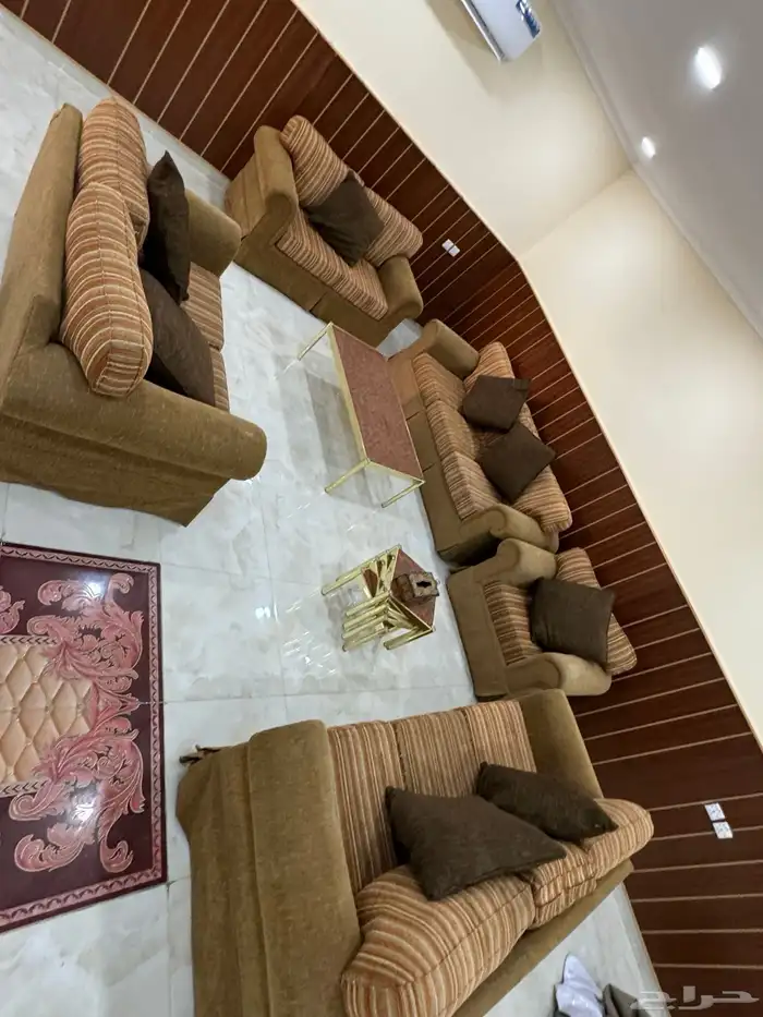 طقم كنب جديد للبيع مع الطاولات 1