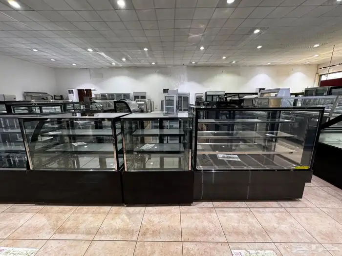 ثلاجات عرض حلويات مربع او منحني بمقاسات مخلتفة 2