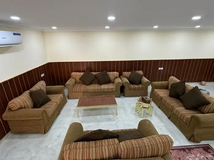 طقم كنب جديد للبيع مع الطاولات 2