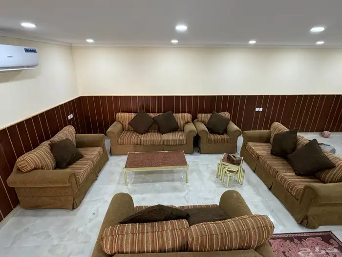 طقم كنب جديد للبيع مع الطاولات 3