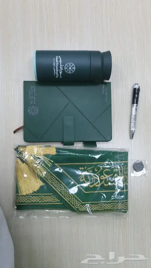 توزيعات اليوم الوطني ميدالية وشاح مج تعليقة اقلام شال علب ت 8