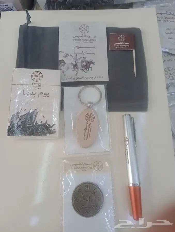 توزيعات اليوم الوطني ميدالية وشاح مج تعليقة اقلام شال علب ت 6