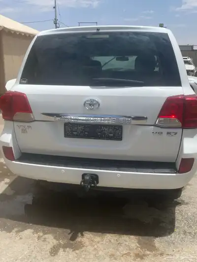 جيب لاندكروزر VxRموديل 2015 قطع غيار تشليح فقط 2