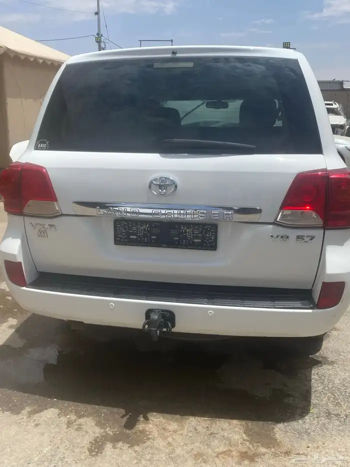 جيب لاندكروزر VxRموديل 2015 قطع غيار تشليح فقط 2