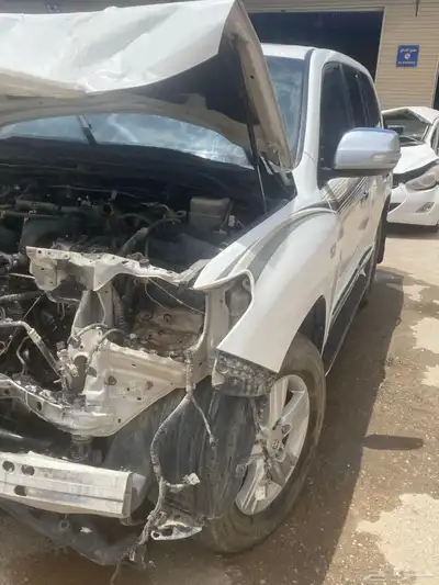 جيب لاندكروزر VxRموديل 2015 قطع غيار تشليح فقط 4