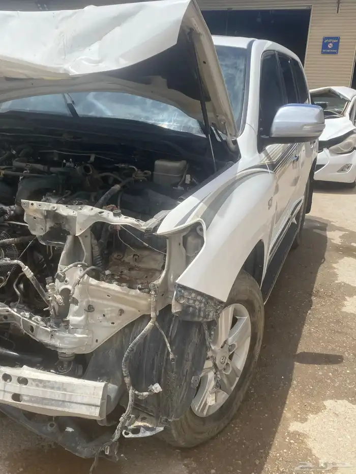 جيب لاندكروزر VxRموديل 2015 قطع غيار تشليح فقط 4
