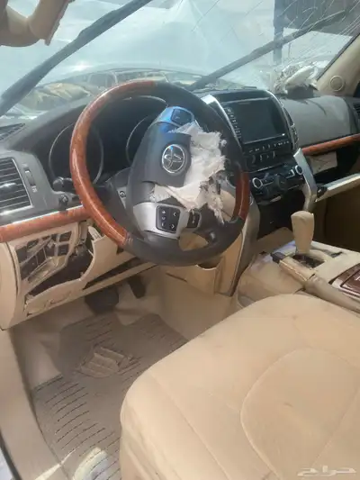 جيب لاندكروزر VxRموديل 2015 قطع غيار تشليح فقط 9