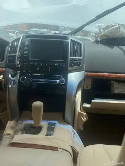 جيب لاندكروزر VxRموديل 2015 قطع غيار تشليح فقط 6