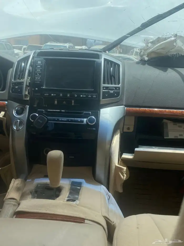 جيب لاندكروزر VxRموديل 2015 قطع غيار تشليح فقط 6