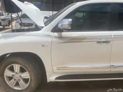 جيب لاندكروزر VxRموديل 2015 قطع غيار تشليح فقط 1