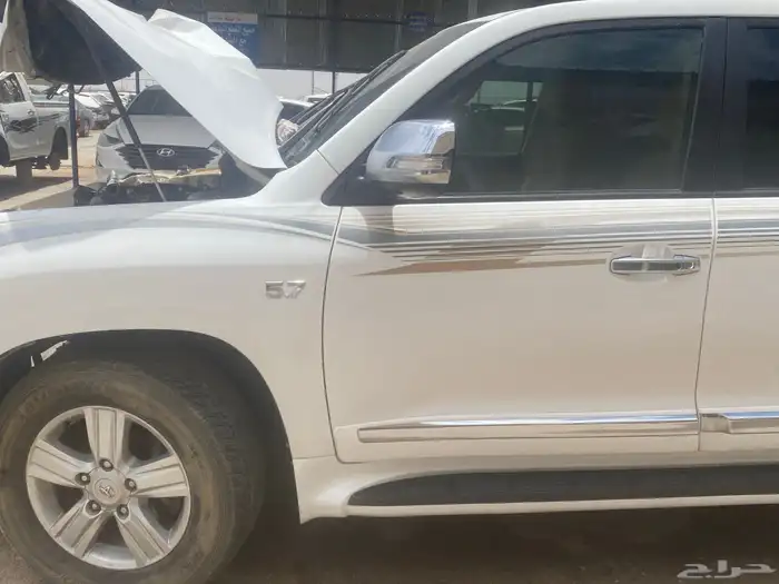 جيب لاندكروزر VxRموديل 2015 قطع غيار تشليح فقط 1
