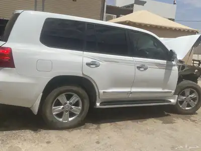 جيب لاندكروزر VxRموديل 2015 قطع غيار تشليح فقط 3