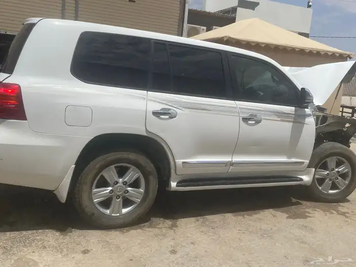 جيب لاندكروزر VxRموديل 2015 قطع غيار تشليح فقط 3