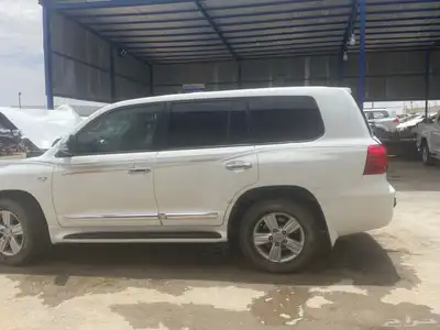 جيب لاندكروزر VxRموديل 2015 قطع غيار تشليح فقط 0