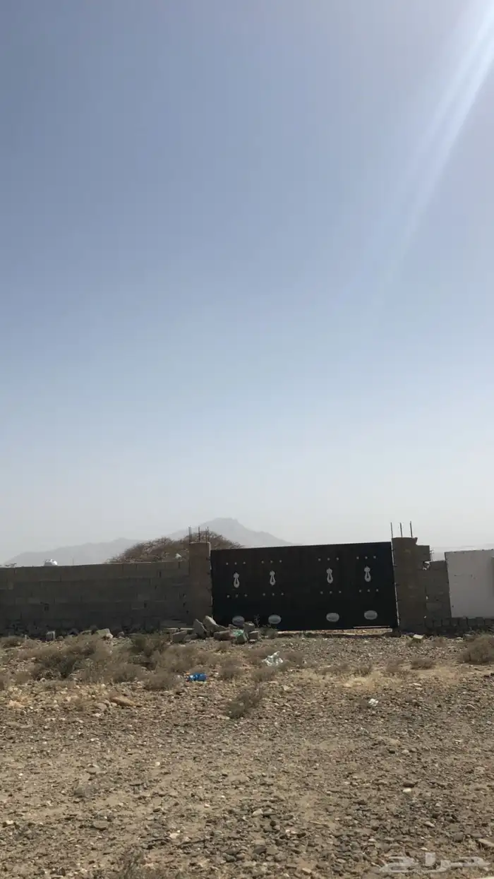 حوش كبير بعداد كهربه فيه بيت شعبي في الجائزة 12