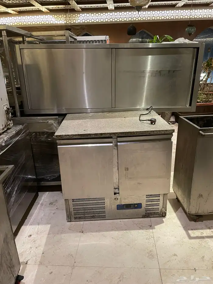 معدات مطاعم وكراسي وذولات وديكور خشب واجهزه تكيف 2