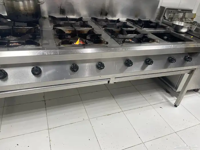 معدات مطاعم وكراسي وذولات وديكور خشب واجهزه تكيف 16