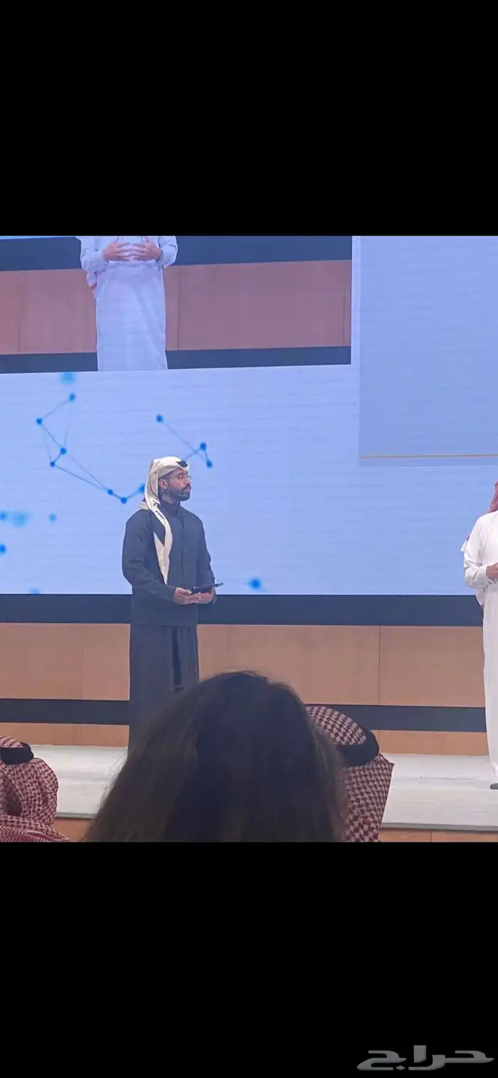 مقدم محترف باللغتين حفل محافل مؤتمر معرض مناسبة احتفال 2