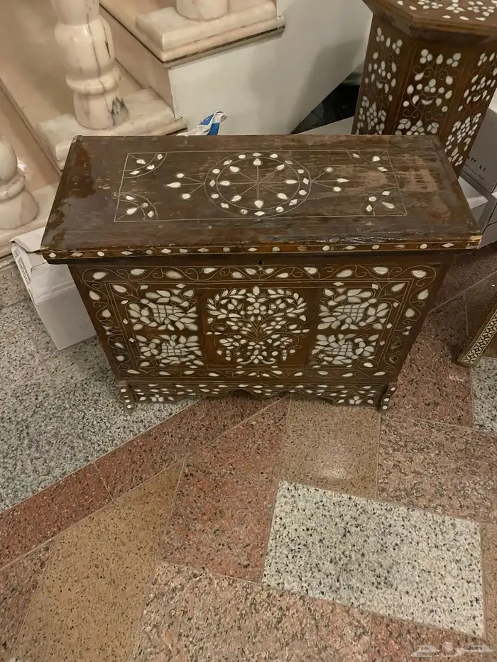 طقم كامل كراسي وكورنر وصندوق خشبي صدفي تراثي قديم 3