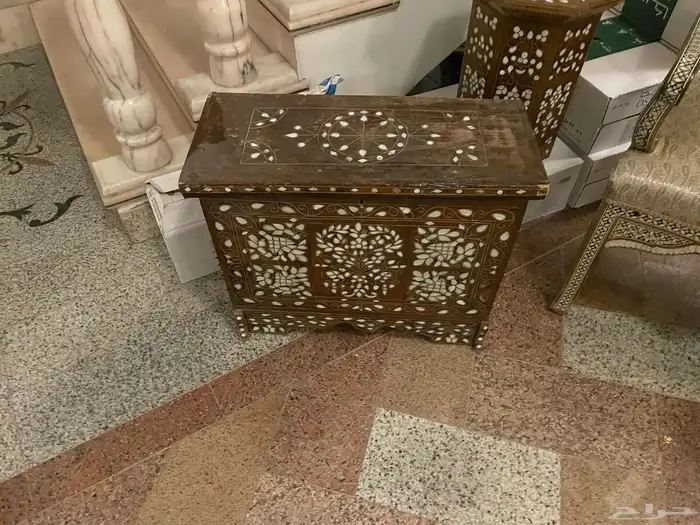 طقم كامل كراسي وكورنر وصندوق خشبي صدفي تراثي قديم 4