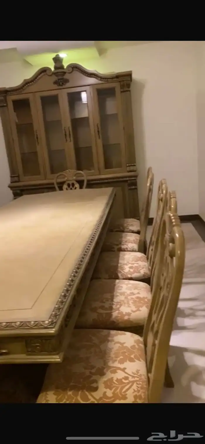طاولة أكل كلاسيك فاخرة مع بوفيه ودولاب 1