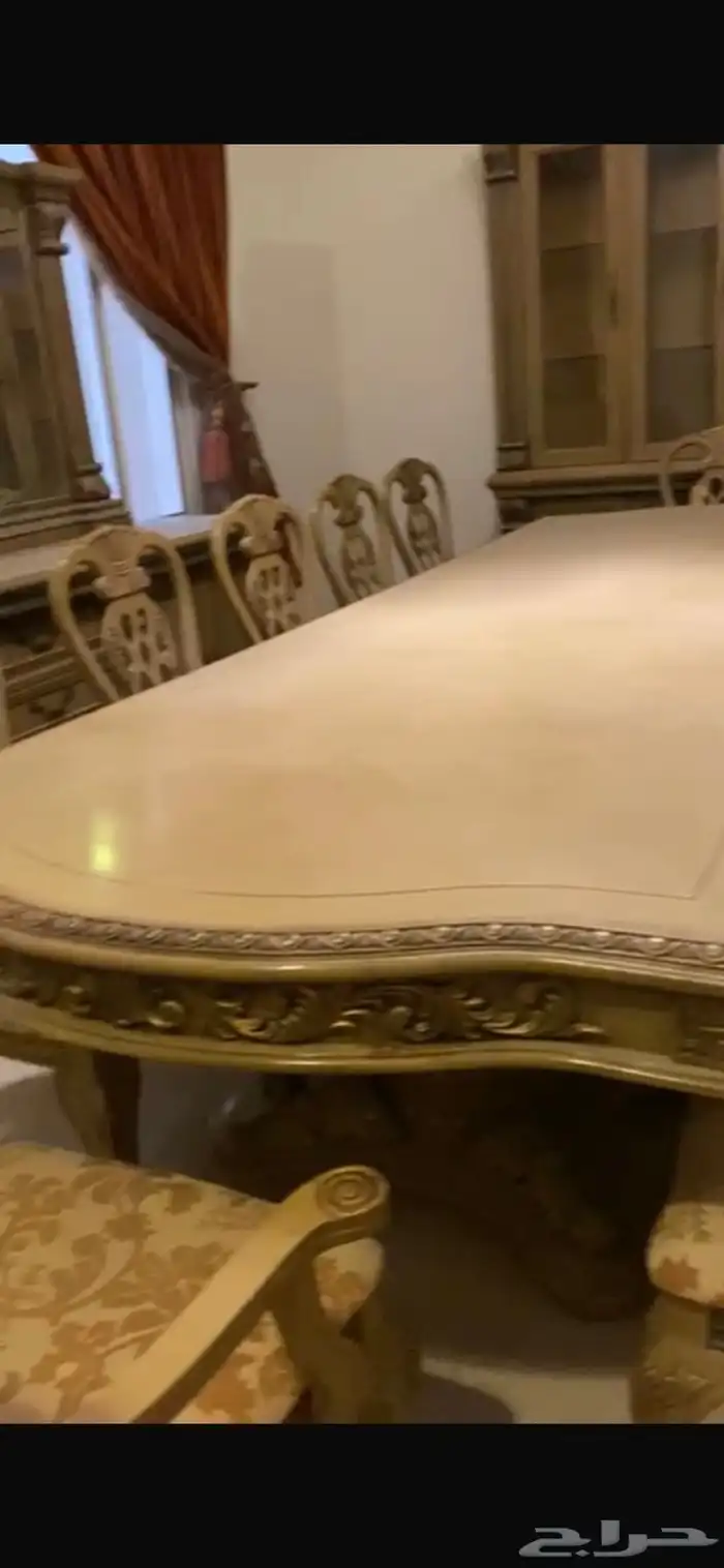 طاولة أكل كلاسيك فاخرة مع بوفيه ودولاب 0