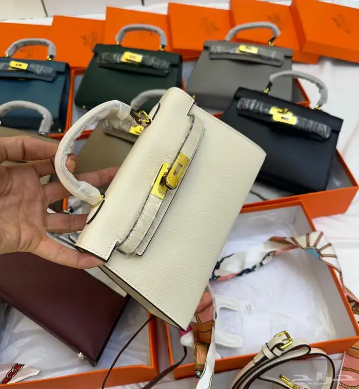 عرررض شنط وشوزات مدرسه وجامعه وطلعات 12