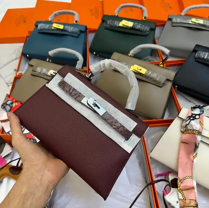 عرررض شنط وشوزات مدرسه وجامعه وطلعات 13