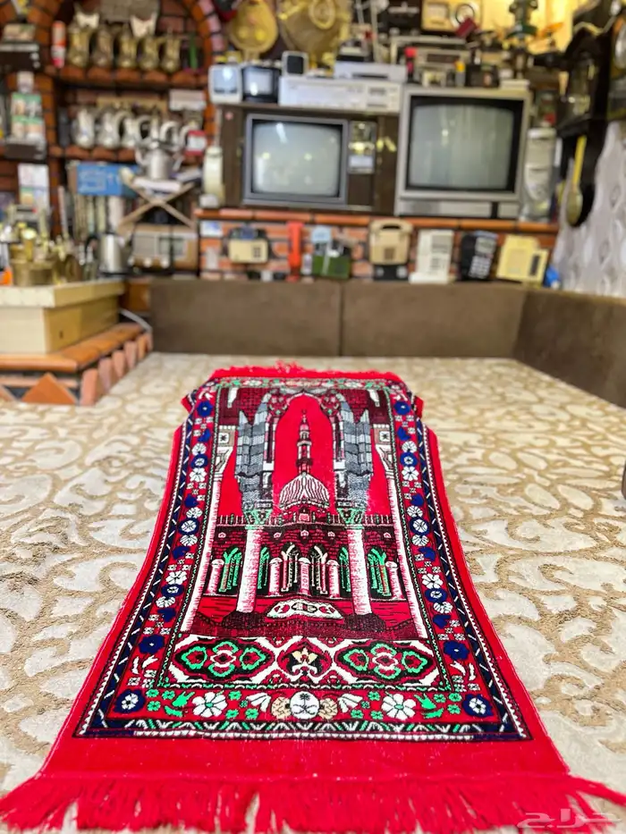 سجادة صلاة لون احمر قديمة تراثية 0